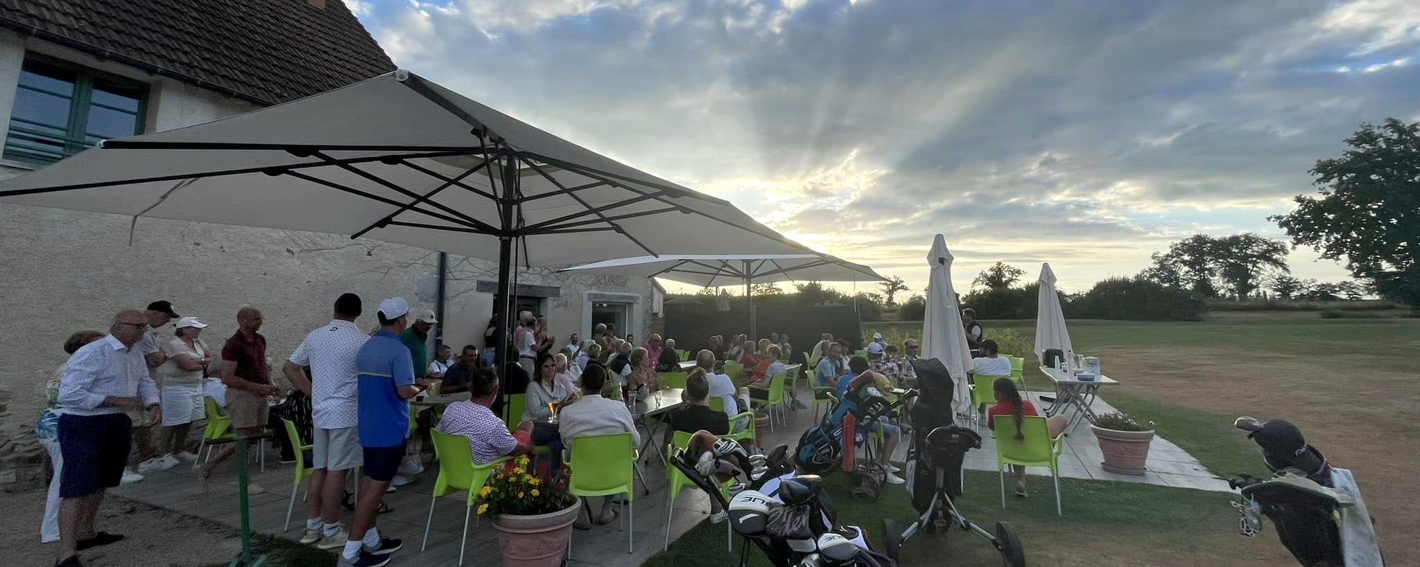 La terrasse du club house au coucher du soleil, un soir de compétition