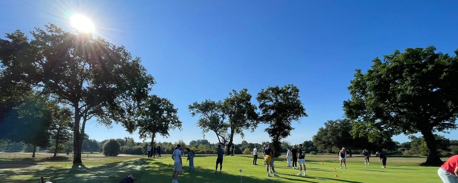 Une séance sur le putting green du Golf de la Jonchère, un matin d'automne