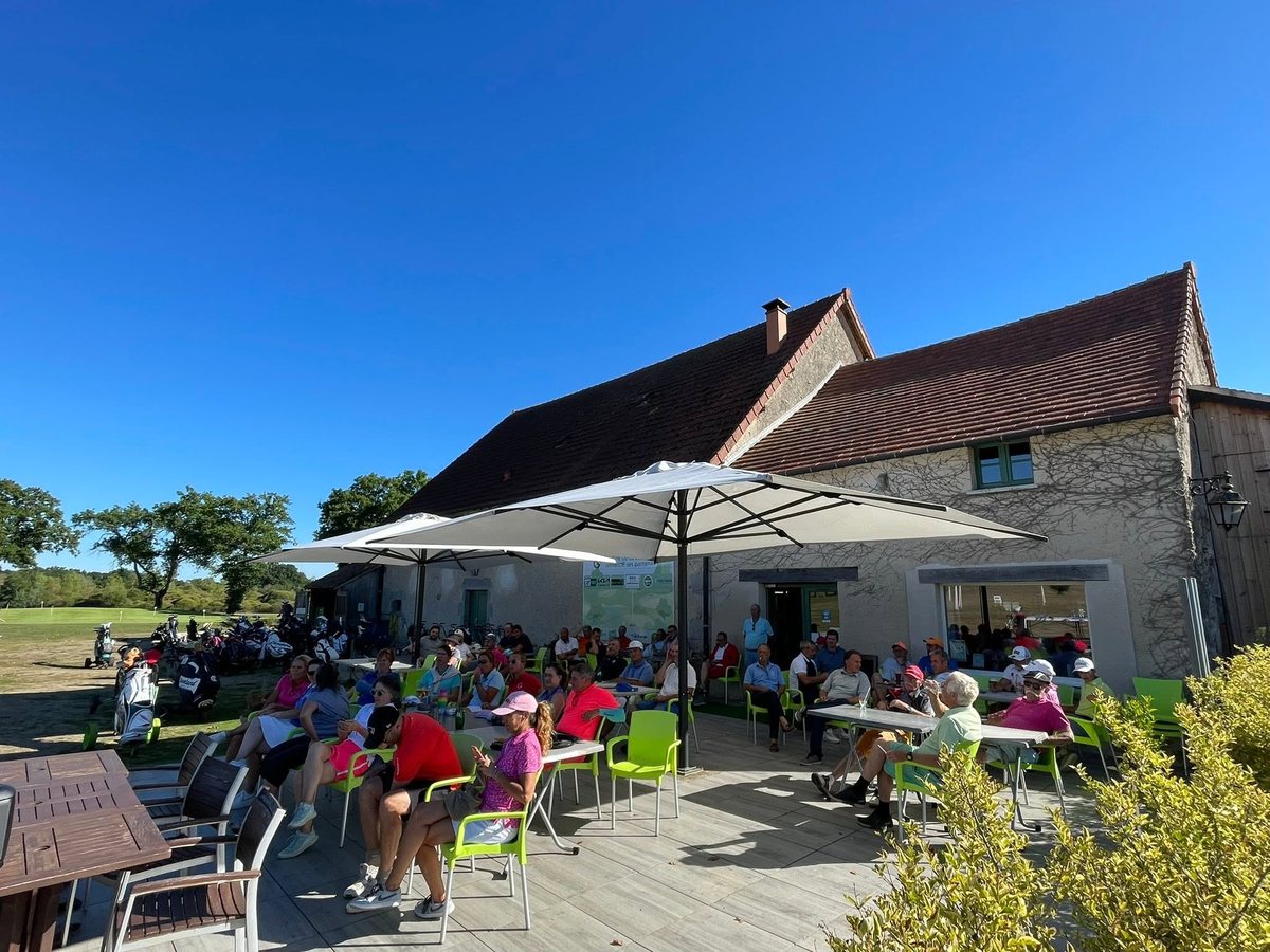La terrasse du club house remplie un jour de compétition