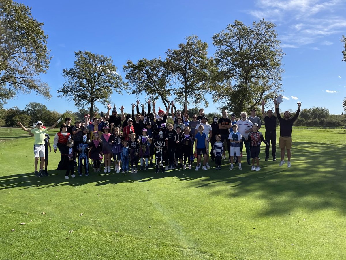 Rassemblement de l'école de golf sur le parcours à Halloween